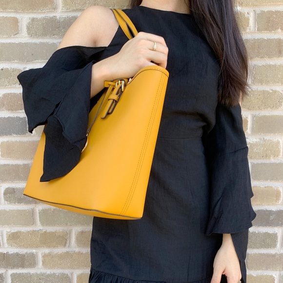 SALE‼️ Michael kors carryall tote yellow SALE - Picture 4 of 5